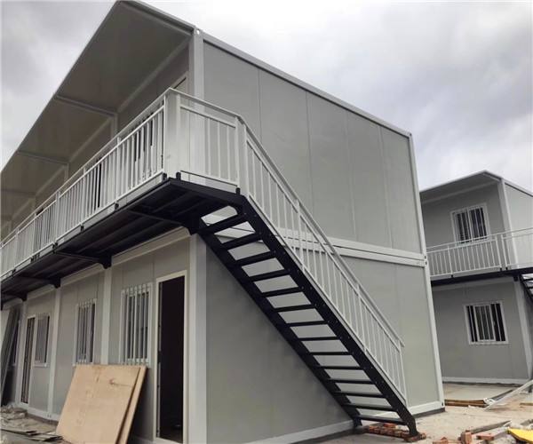 集成房屋是屬于長久性的住宅，使用壽命應(yīng)該在70年以上，再者就是輕鋼集成房屋結(jié)構(gòu)特別的穩(wěn)定